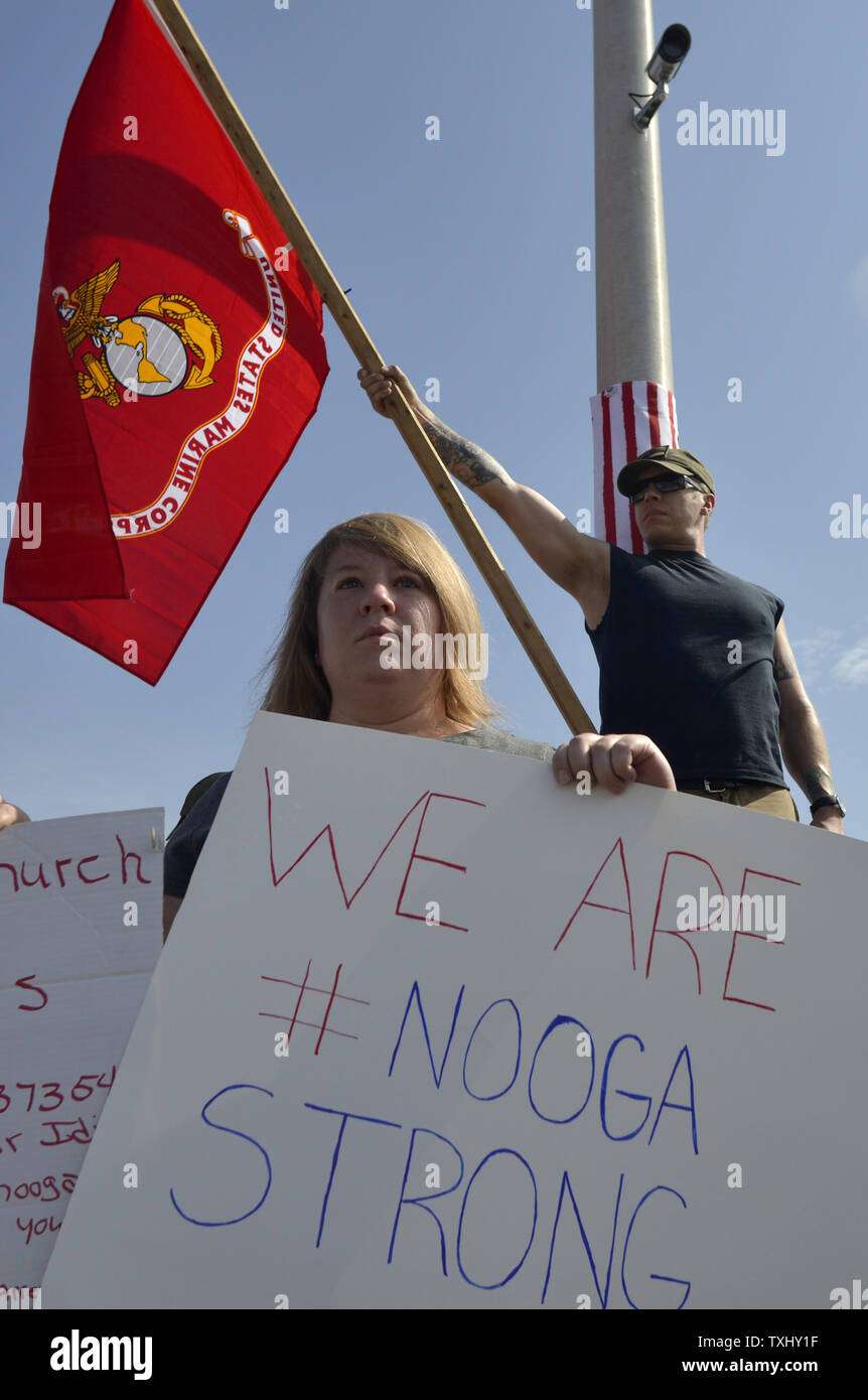 Sara Morris (links) und Keith Rätsel zeigen Unterstützung für Chattanooga an einen provisorischen Denkmal an der US Navy Operational Support Center & Marinekorps-reserve Zentrum in Chattanooga, Tennessee am 20. Juli 2015. Die shootings an zwei verschiedenen Standorten links fünf US-Marines und der Schütze Mohammod Youssuf Abdulazeez tot. Foto von Billy Wochen/UPI Stockfoto