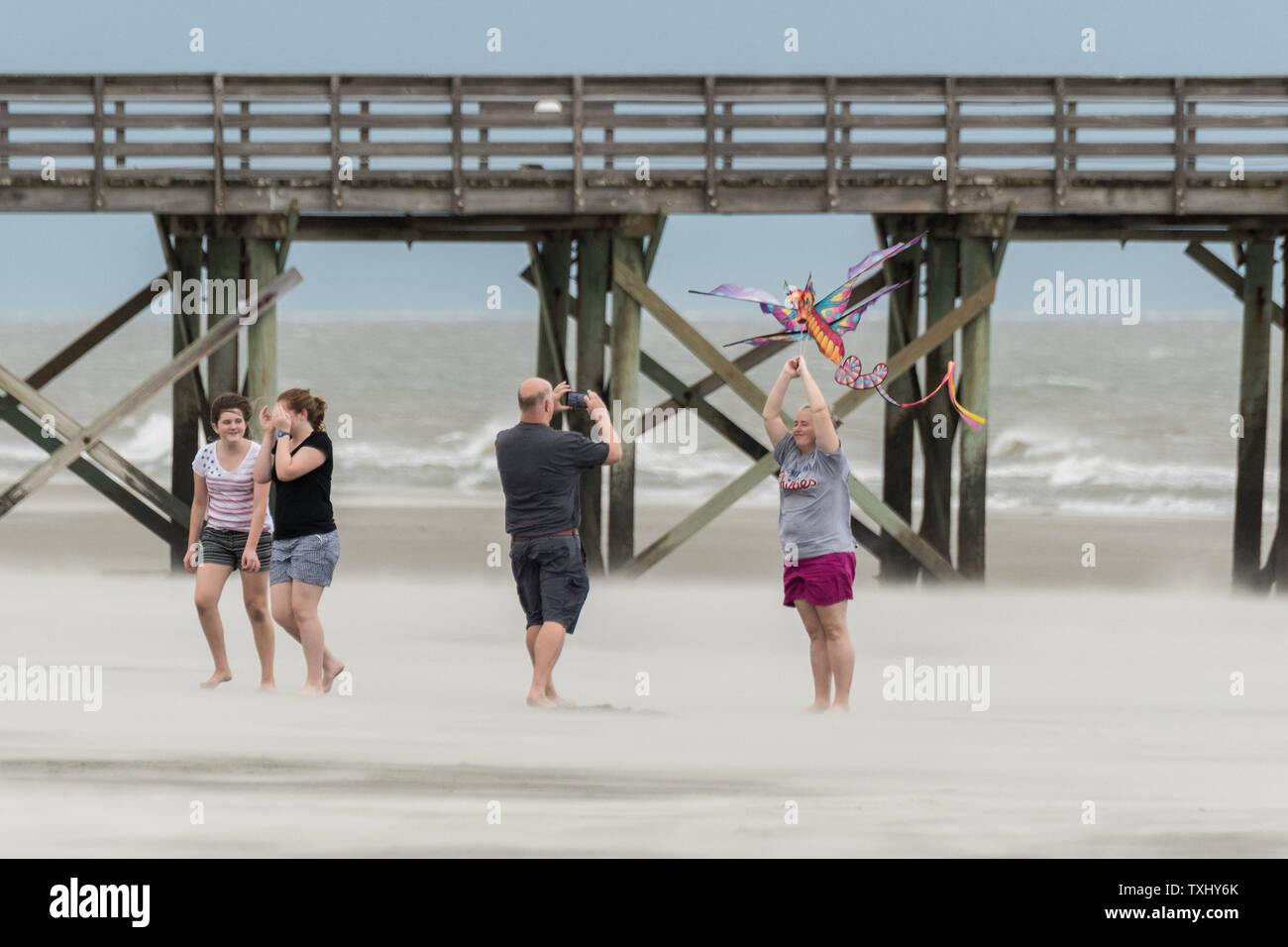 Anwohner Prüfen der Wind am Strand, die als deklassiertes Tropischer Sturm Florenz erreicht den Charleston Bereich September 14, 2018 in Isle of Palms, South Carolina. Der Sturm, der die Küste North Carolinas hit schnell geschwächt zu einem tropischen Sturm als kreuzt sie South Carolina. Foto von Richard Ellis/UPI Stockfoto