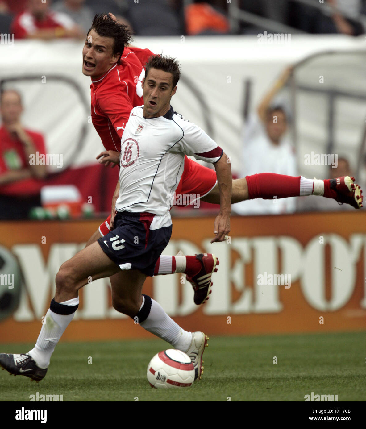 Die USA Josh Wolff, (16), Bausteine aus Polen Jaroslaw Bieniuk, (17), in der ersten Hälfte der USA gegen Polen Freundschaftsspiel am Soldat-Feld in Chicago, IL. Juli 11, 2004. (UPI Foto/Markierung Cowan) Stockfoto