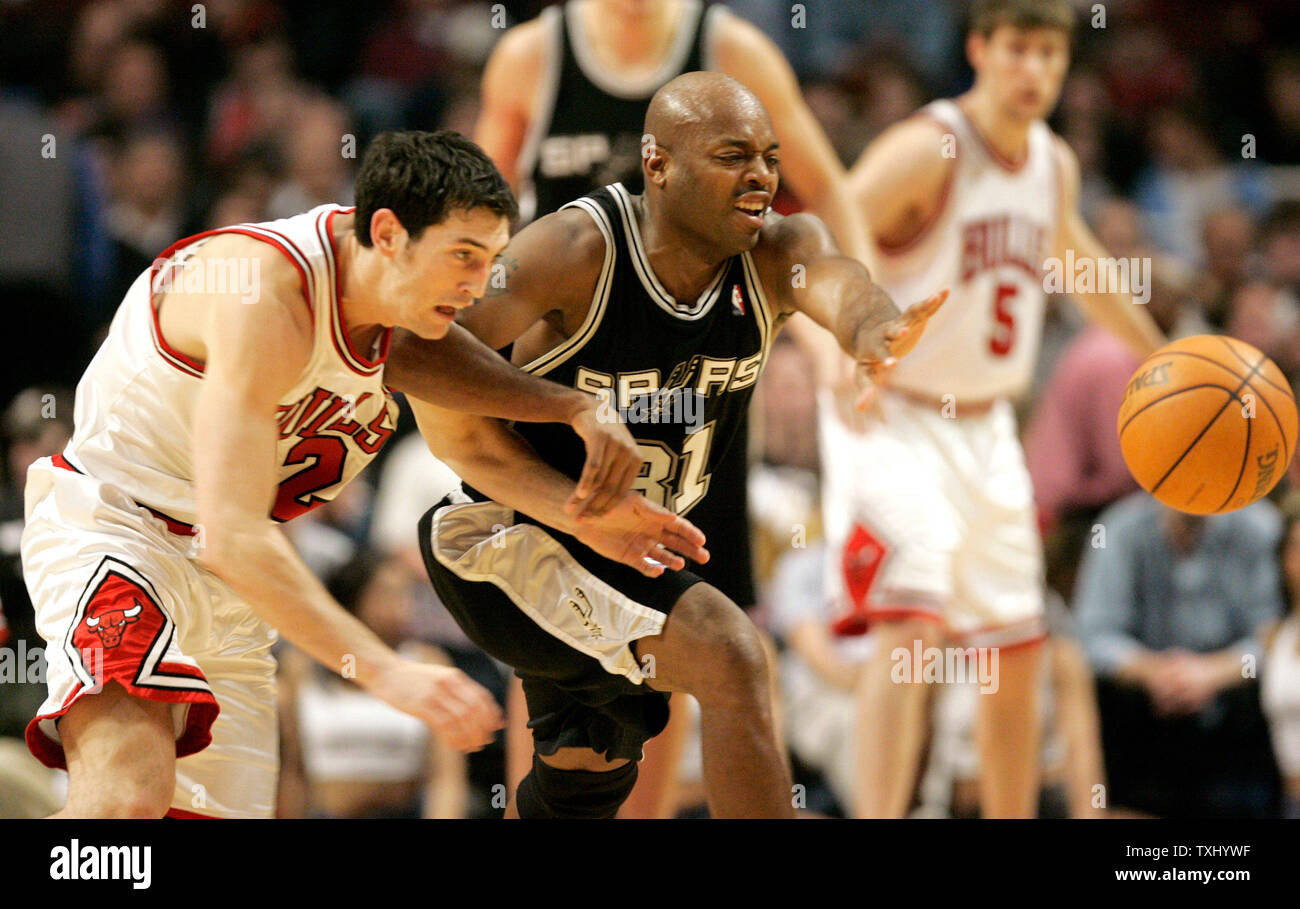 San Antonio Spurs Nick Van Exel, rechts, stiehlt die Kugel von Kirk Hinrich Chicago Bulls im zweiten Quartal, 7. November 2005, in der vereinigten Mitte in Chicago. (UPI Foto/Brian Kersey) Stockfoto