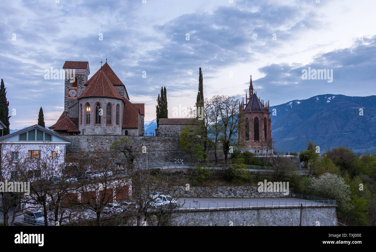 Alte Kirche die alte Kirche und Mausoleum des Erzherzogs Johann während des Sonnenuntergangs. Panorama von Schenna. Schenna, Südtirol, Italien. Europa. Stockfoto