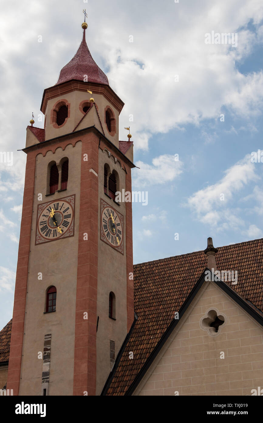 Detailansicht auf die Kirche, die Pfarrkirche St. Johannes der Taufer, in der Gemeinde Dorf Tirol. Tirol, Südtirol, Italien. Europa. Stockfoto