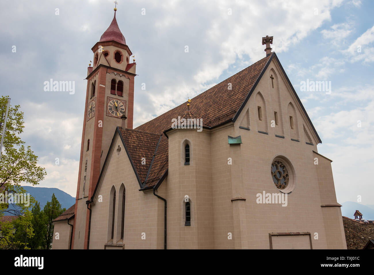 Blick auf die Kirche, die Pfarrkirche St. Johannes der Taufer, in der Gemeinde Dorf Tirol. Tirol, Südtirol, Italien. Europa. Stockfoto