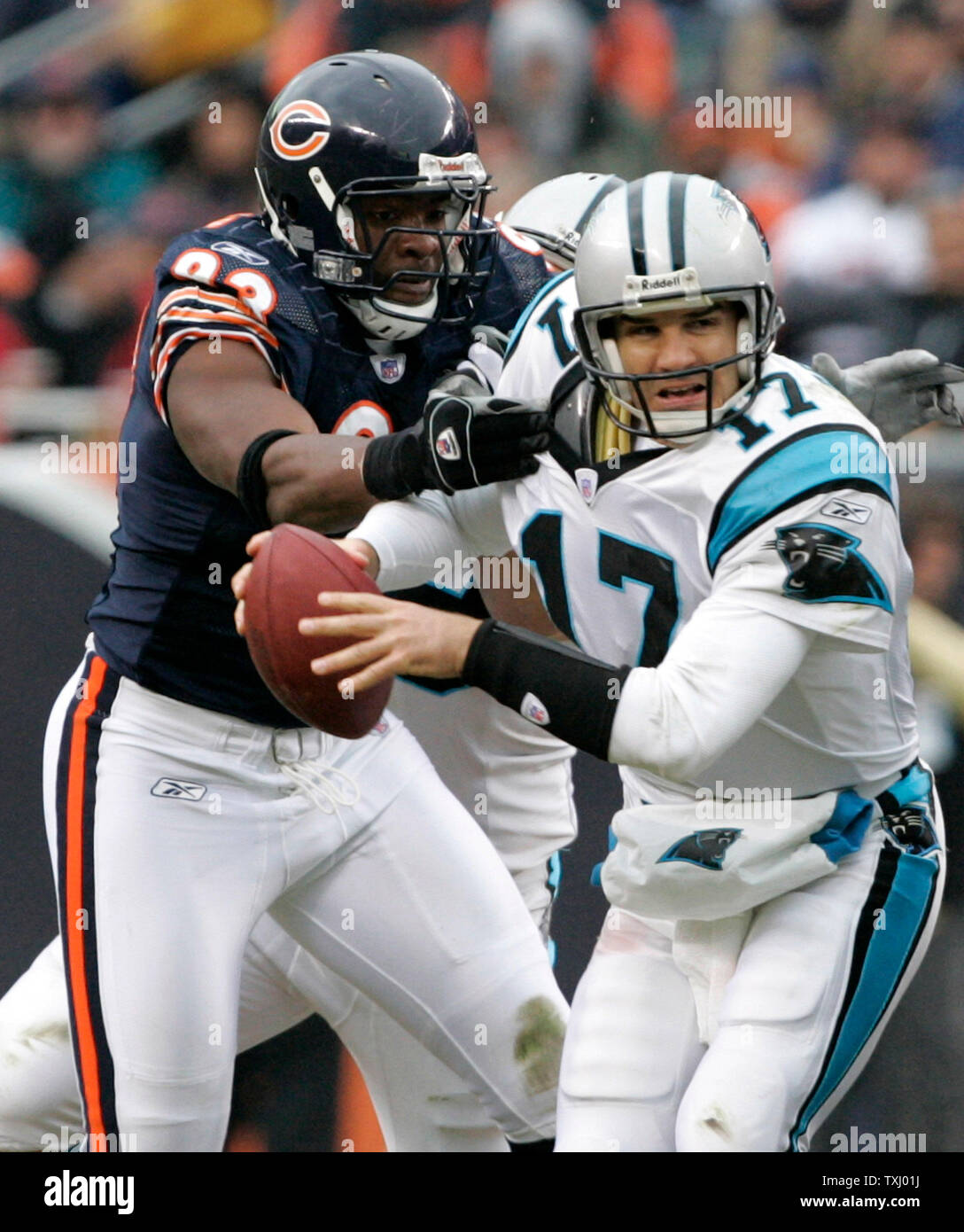 Chicago Bears defensive Ende Adewale Ogunleye, (L) Säcke Carolina Panthers Quarterback Jake Delhomme (17), während das zweite Quartal mit dem Soldier Field, in Chicago. Am 20. November 2005. Die Bären besiegt die Leoparden 13-3. (UPI Foto/Brian Kersey) Stockfoto