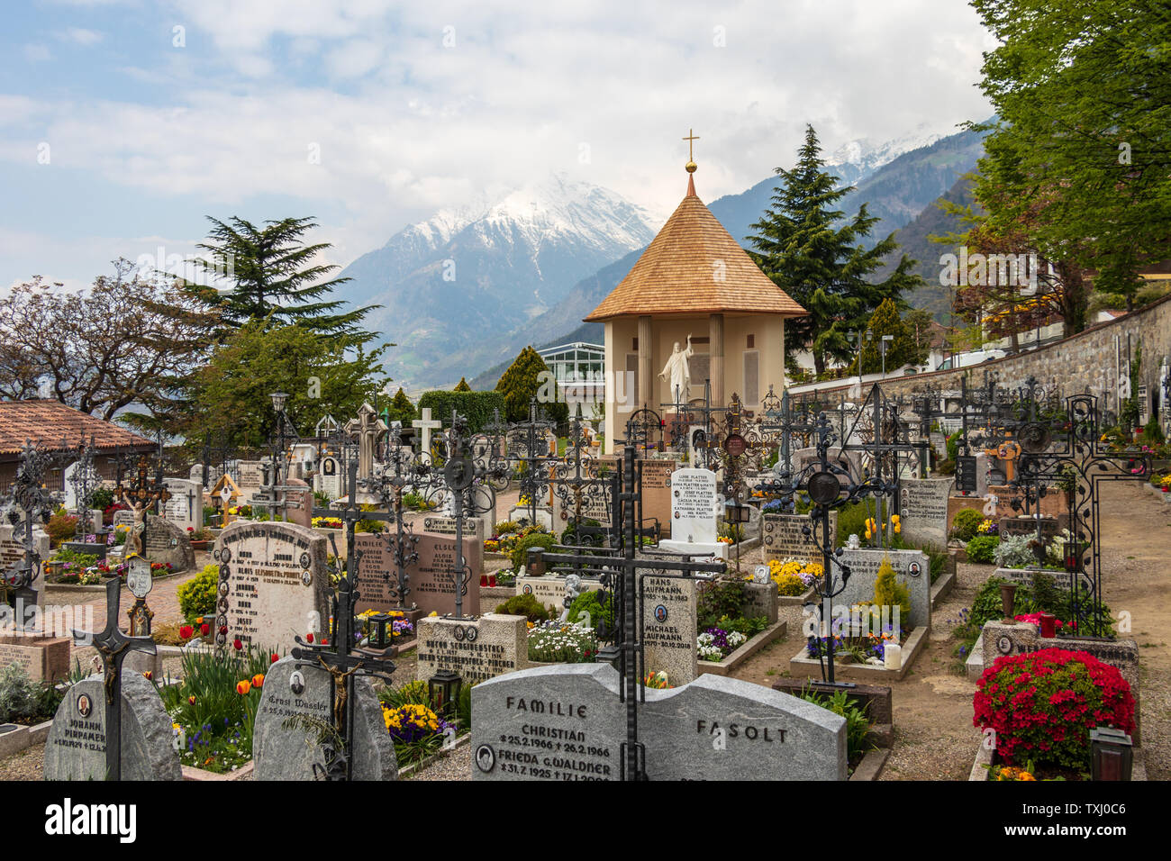 Panorama der wichtigsten Friedhof, Friedhof und Kapelle der Gemeinde Dorf Tirol. Tirol, Südtirol, Italien. Europa. Stockfoto