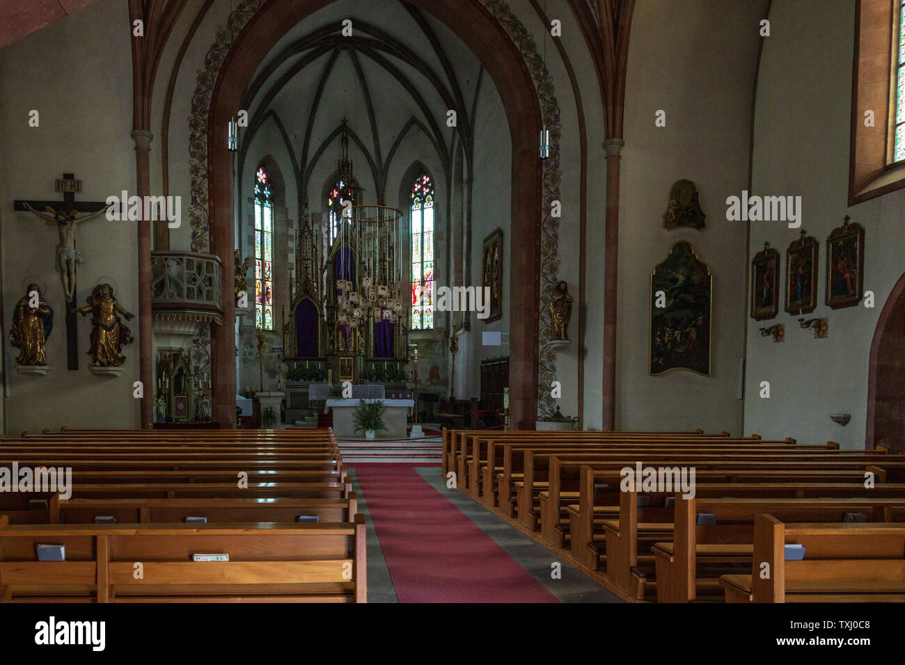 Im Panorama der wichtigsten Kirche, die Pfarrkirche St. Johannes der Taufer, in der Gemeinde Dorf Tirol. Tirol, Südtirol, Italien. Europa. Stockfoto