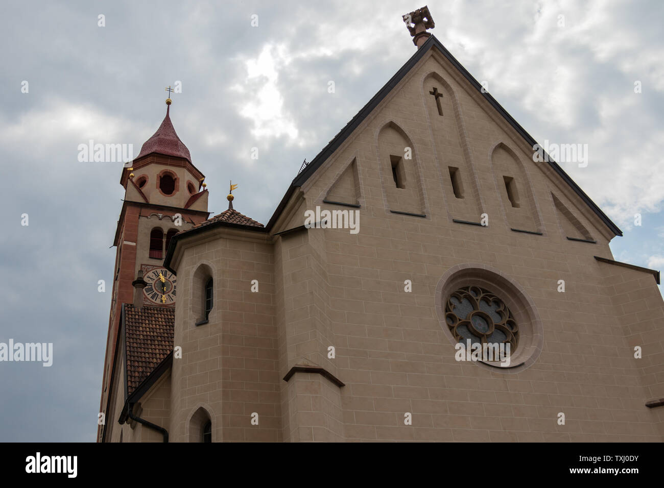 Ansicht von unten onmain Kirche, die Pfarrkirche St. Johannes der Taufer, in der Gemeinde Dorf Tirol. Tirol, Südtirol, Italien. Europa. Stockfoto
