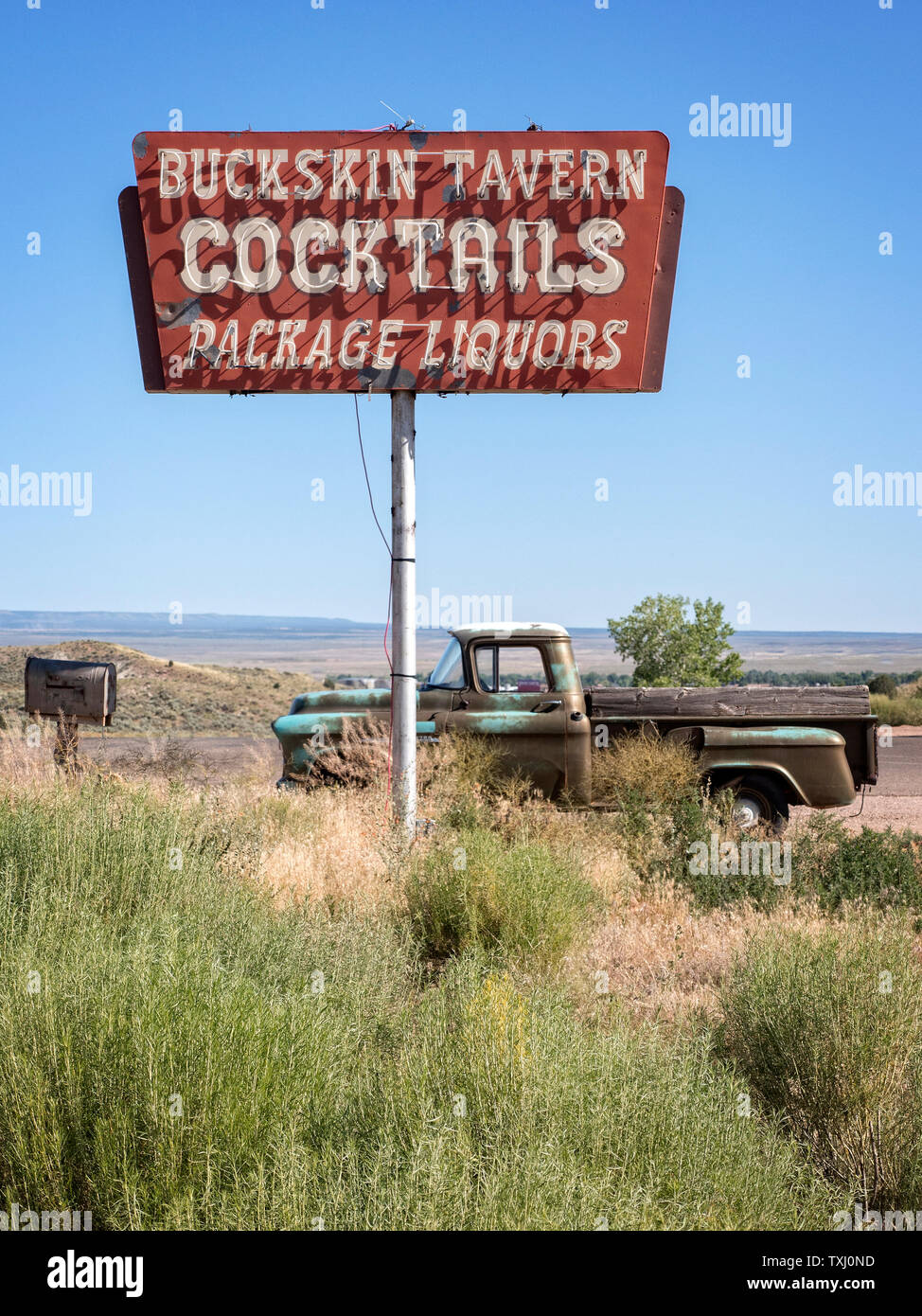 Alten Chevrolet pick up in Los eines Liquor Store auf der Arizona/Utah State Leitung geparkt USA Stockfoto