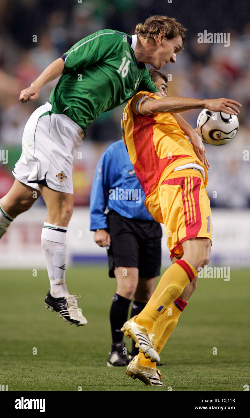 Nordirlands Mark Hughes (16) Geht über Rumäniens Adrian Mutu (10) für eine lose Kugel. Rumänien besiegte Nordirland 2-0 bei Soldier Field in Chicago, IL. Am 26. Mai 2006. (UPI Foto/Markierung Cowan) Stockfoto