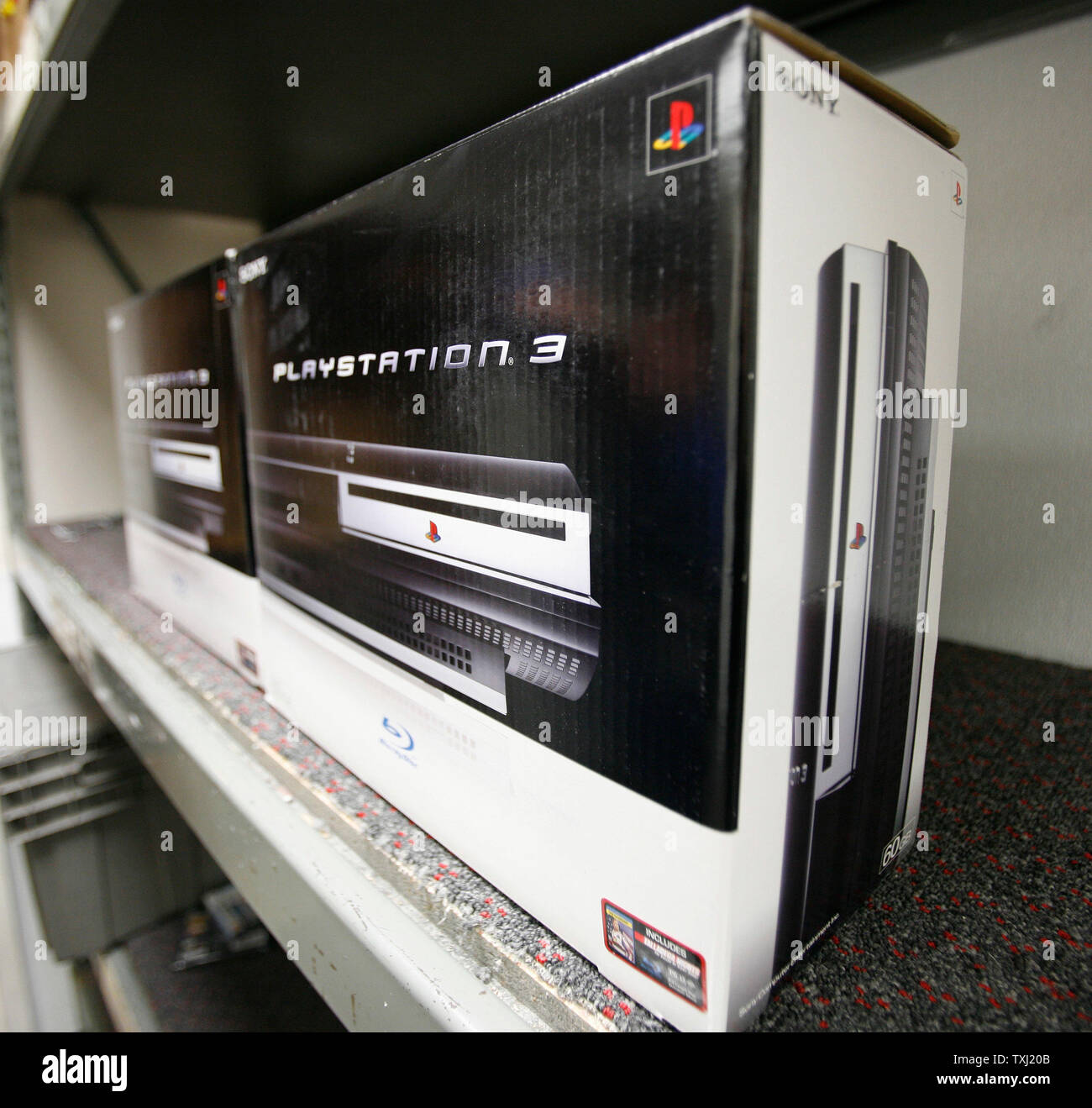 Die neue Sony PlayStation 3 Video Game System sitzt auf einem Regal in den Lagerraum zu einem Circuit City Stores in Downers Grove, Illinois am 16. November 2006. Die Vorrichtung, die einzelverkäufe Für entweder $ 500 oder 600 $, je nach Modell, geht auf Verkauf in ausgewählten Städten bundesweit um Mitternacht am 17. November. (UPI Foto/Brian Kersey) Stockfoto
