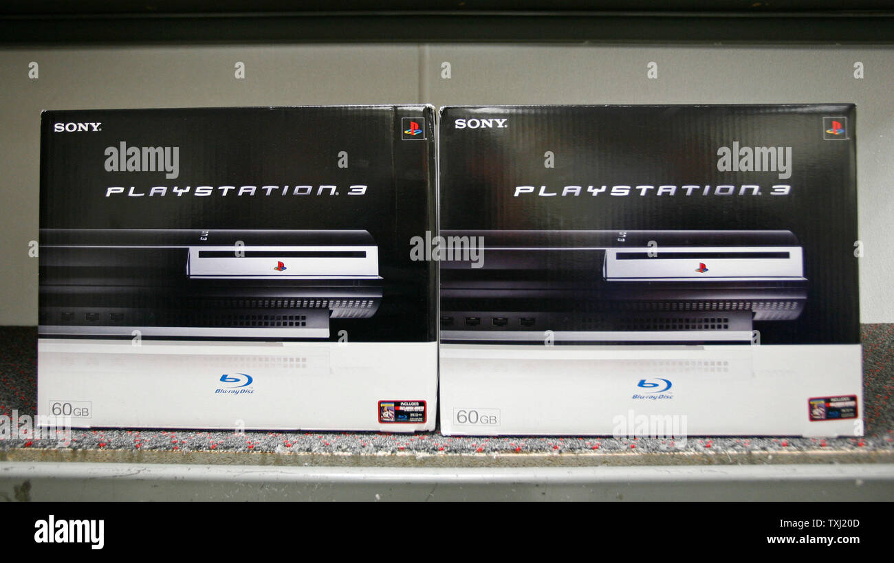 Die neue Sony PlayStation 3 Video Game System sitzt auf einem Regal in den Lagerraum zu einem Circuit City Stores in Downers Grove, Illinois am 16. November 2006. Die Vorrichtung, die einzelverkäufe Für entweder $ 500 oder 600 $, je nach Modell, geht auf Verkauf in ausgewählten Städten bundesweit um Mitternacht am 17. November. (UPI Foto/Brian Kersey) Stockfoto