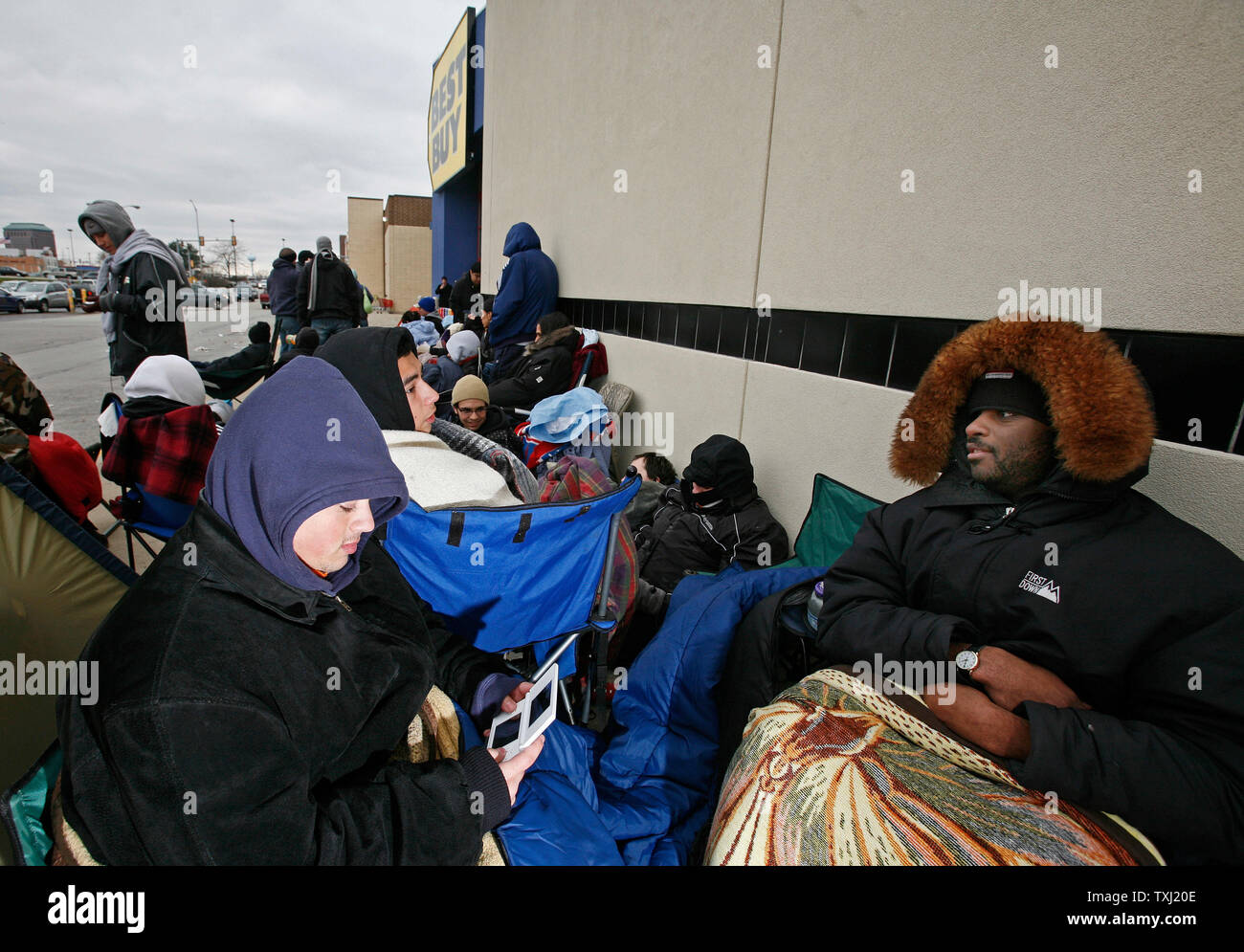 Danny Negoita, Links, und Don Wilson, rechts, warten Sie, bis die neue Sony PlayStation 3 Video Game System außerhalb einer besten Stores in Downers Grove, Illinois kaufen am 16. November 2006 zu erwerben. Die Vorrichtung, die einzelverkäufe Für entweder $ 500 oder 600 $, je nach Modell, geht auf Verkauf in ausgewählten Städten bundesweit um Mitternacht am 17. November. (UPI Foto/Brian Kersey) Stockfoto