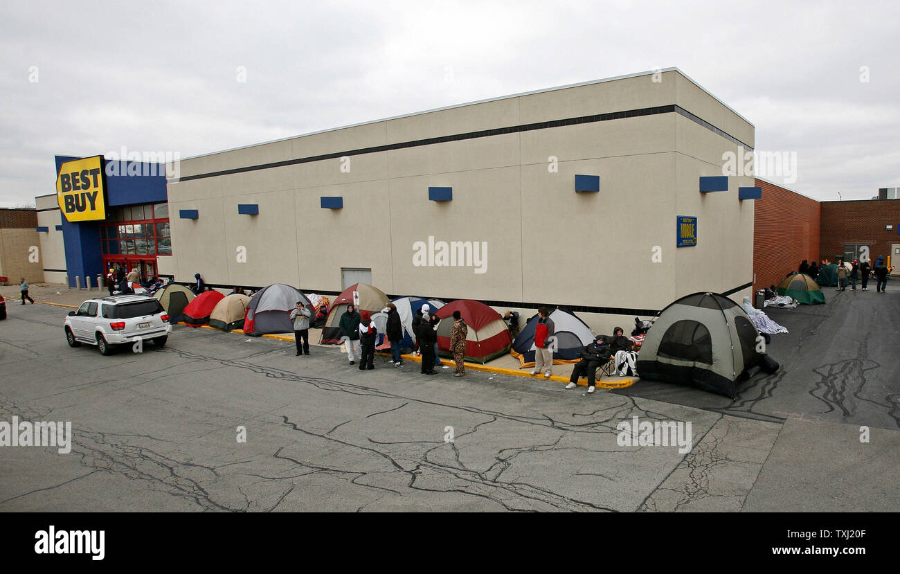 Kunden Line up warten die neue Sony PlayStation 3 Video Game System in einem Best store in Downers Grove, Illinois kaufen am 16. November 2006 zu erwerben. Die Vorrichtung, die einzelverkäufe Für entweder $ 500 oder 600 $, je nach Modell, geht auf Verkauf in ausgewählten Städten bundesweit um Mitternacht am 17. November. (UPI Foto/Brian Kersey) Stockfoto