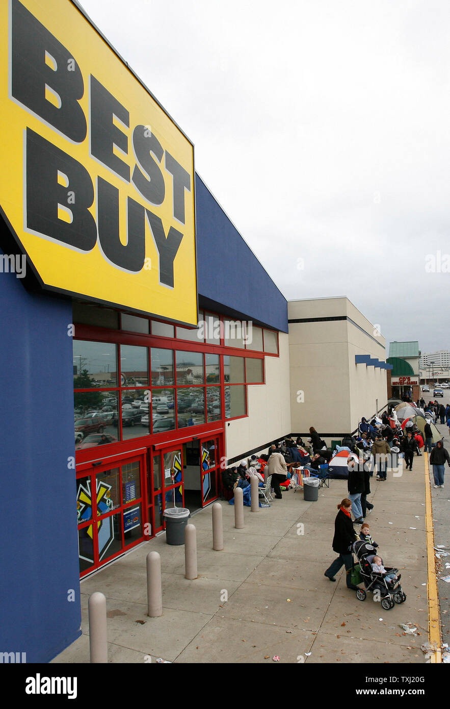 Kunden Line up warten die neue Sony PlayStation 3 Video Game System in einem Best store in Downers Grove, Illinois kaufen am 16. November 2006 zu erwerben. Die Vorrichtung, die einzelverkäufe Für entweder $ 500 oder 600 $, je nach Modell, geht auf Verkauf in ausgewählten Städten bundesweit um Mitternacht am 17. November. (UPI Foto/Brian Kersey) Stockfoto