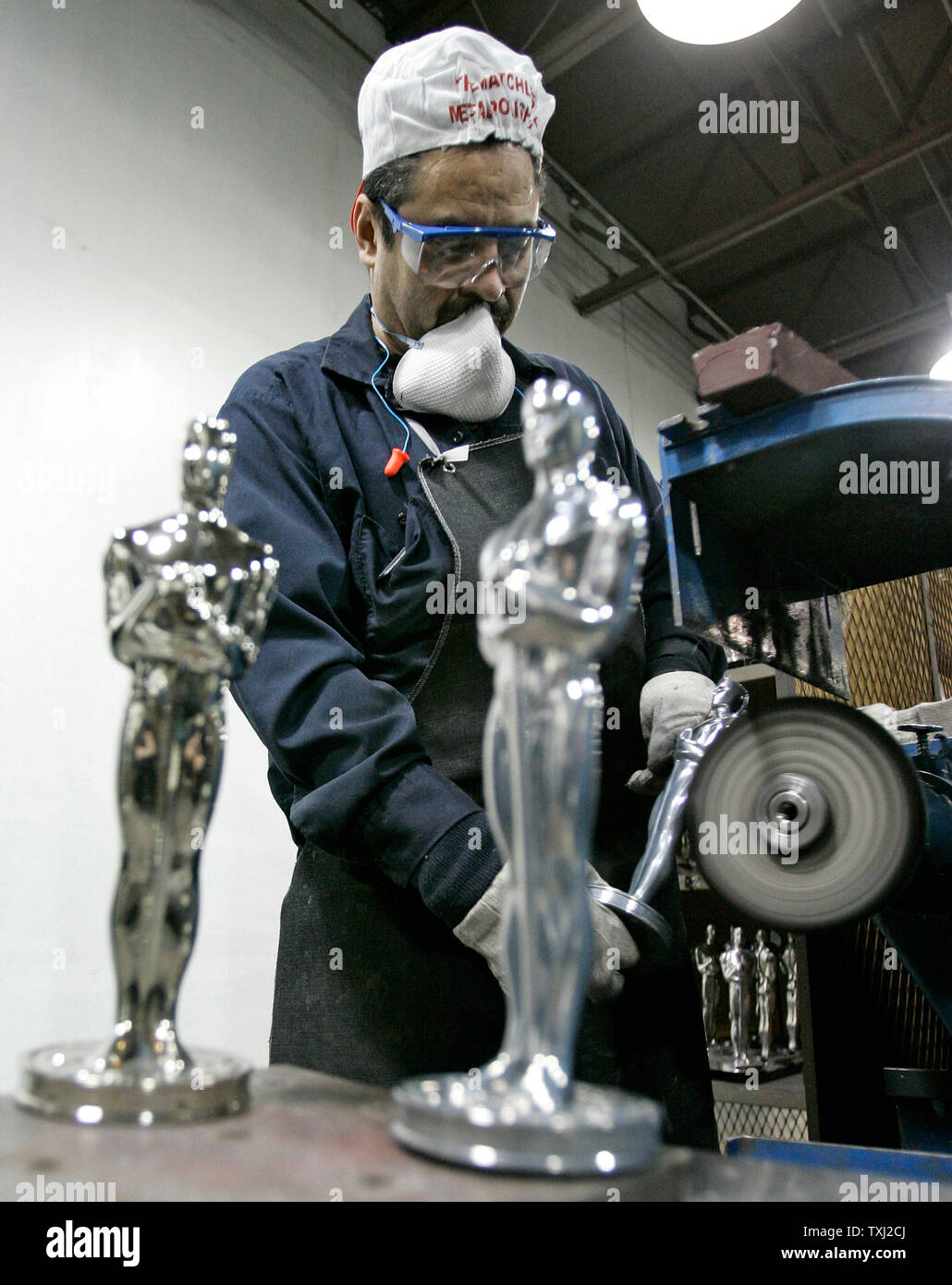 Eladio González Polituren Oscar statuetten am R. S. Owen in Chicago am 18. Januar 2007. Die Oscars werden am 25. Februar 2007 in Hollywood vergeben werden. (UPI Foto/Brian Kersey) Stockfoto