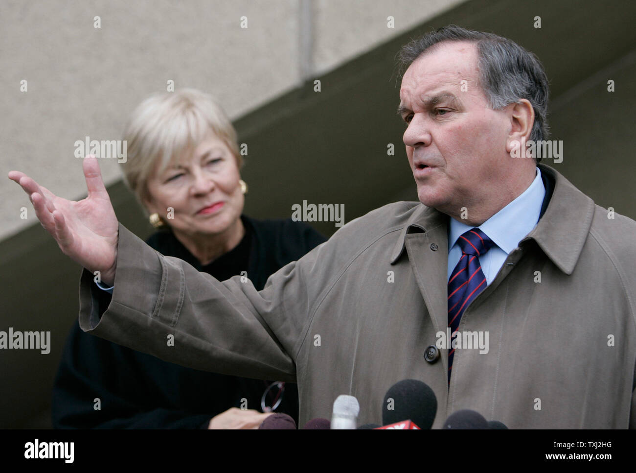 Mit seiner Frau Maggie, links, an seiner Seite, der Bürgermeister von Chicago Richard M. Daley spricht mit den Mitteln nach der Abstimmung in der Stadt Wahl in Chicago am 27. Februar 2006. Daley läuft für seine sechste Amtszeit als Bürgermeister, und wenn gewählt, Daley wird schließlich dienen mehr als sein Vater Richard J. Daley, der als Bürgermeister von Chicago von 1955 bis zu seinem Tod im Jahr 1976 diente. (UPI Foto/Brian Kersey) Stockfoto