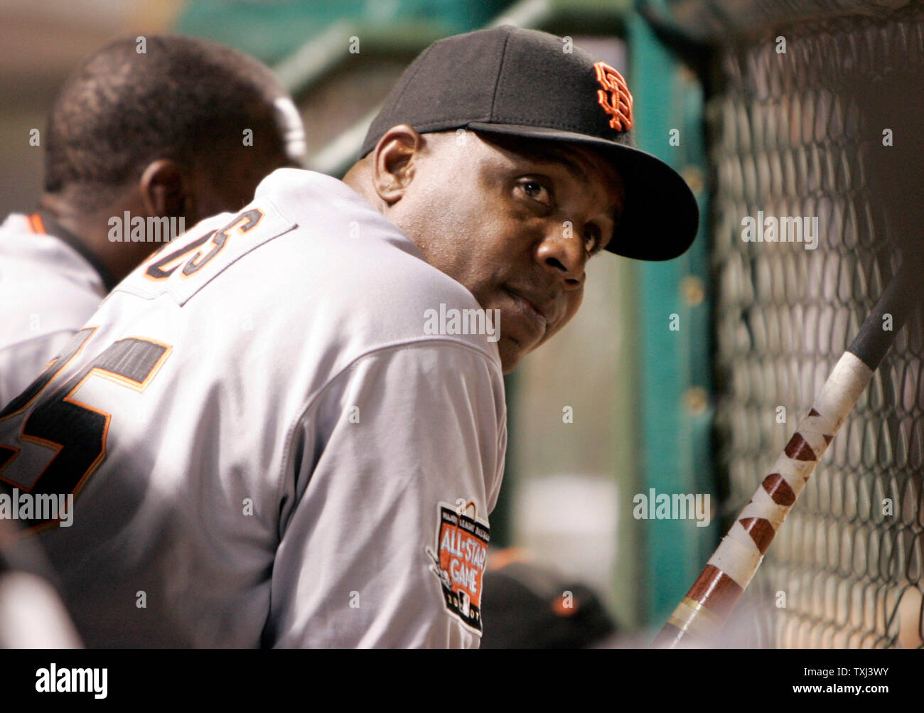 San Francisco Giants slugger Barry Bonds Uhren ihr Spiel gegen die Chicago Cubs aus dem dugout auf dem Wrigley Field in Chicago 17. Juli 2007. (UPI Foto/Markierung Cowan) Stockfoto