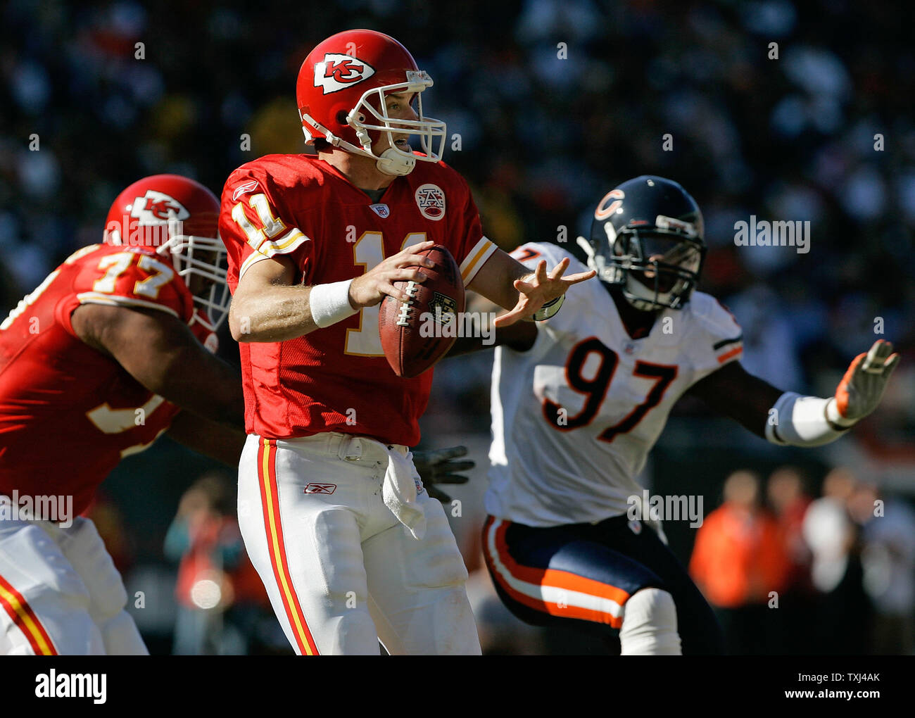 Kansas City Chiefs quarterback Damon Huard fällt zurück während der zweiten Viertel gegen die Chicago Bears im Soldier Field in Chicago auf September, 16, 2007. Die Bären gewannen 20-10. (UPI Foto/Brian Kersey) Stockfoto