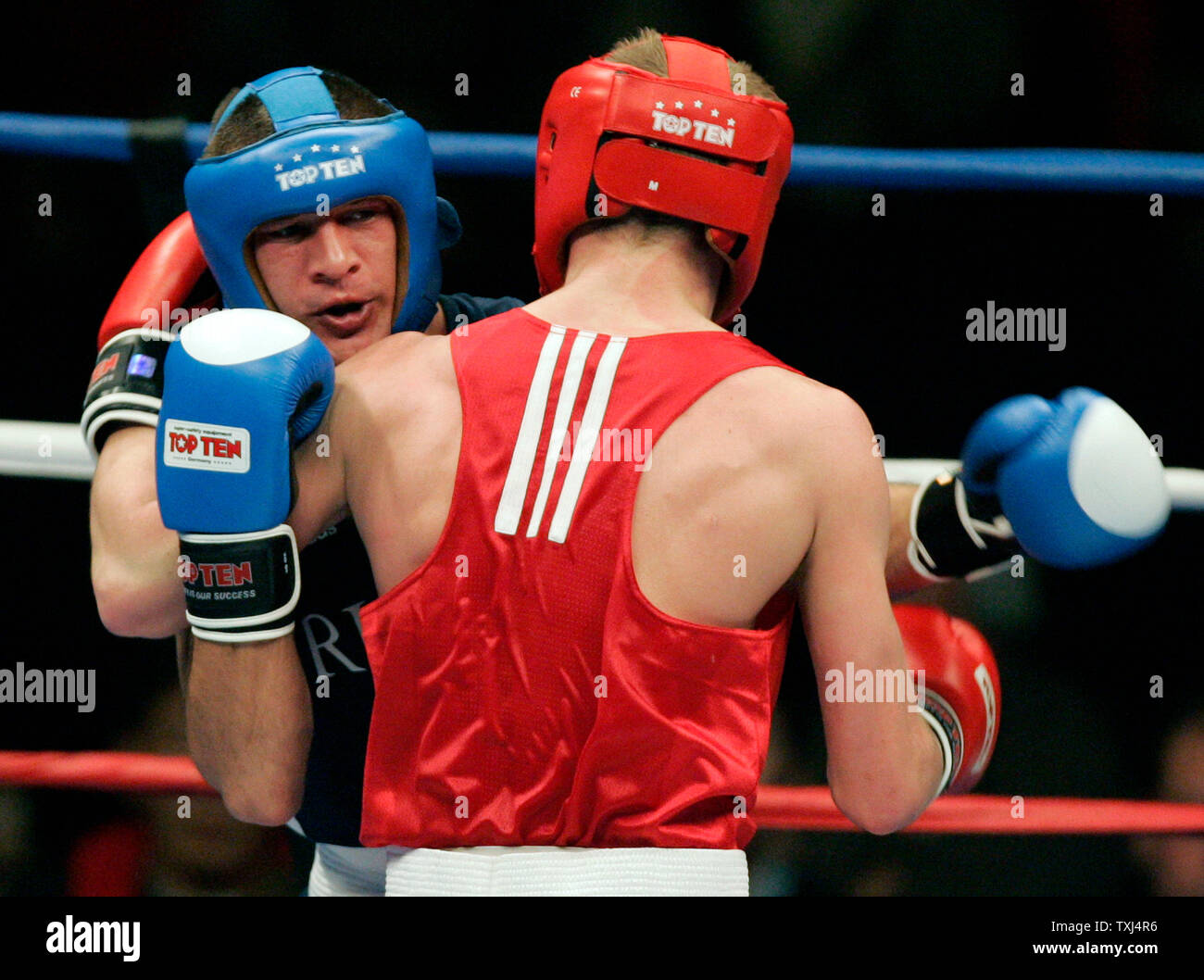 Russlands Gennadi Kowaljow, Links, Greifzangen mit Englands Bradley Saunders, rechts, während Ihre light welterweight 64 KG Halbfinale der AIBA World Boxing Meisterschaften an der UIC-Pavillon in Chicago am 2. November 2007. Kowaljow besiegt Saunders 16-8. (UPI Foto/Markierung Cowan) Stockfoto