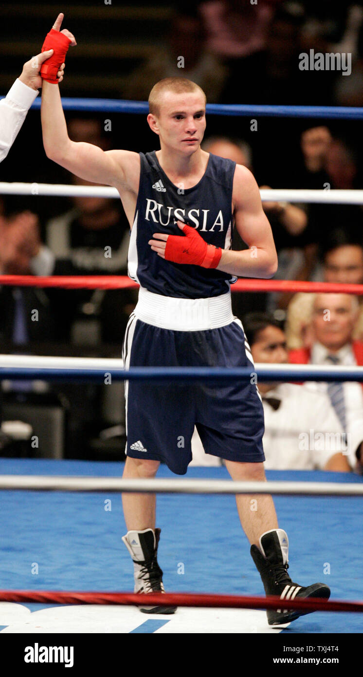 Sergey Vodopyanov von Russland feiert seinen 20-9 über Puerto Rico's McJoe Arroyo in Ihre 54 kg Halbfinale der AIBA World Boxing Meisterschaften gewinnen bei der UIC-Pavillon in Chicago am 2. November 2007. (UPI Foto/Markierung Cowan) Stockfoto
