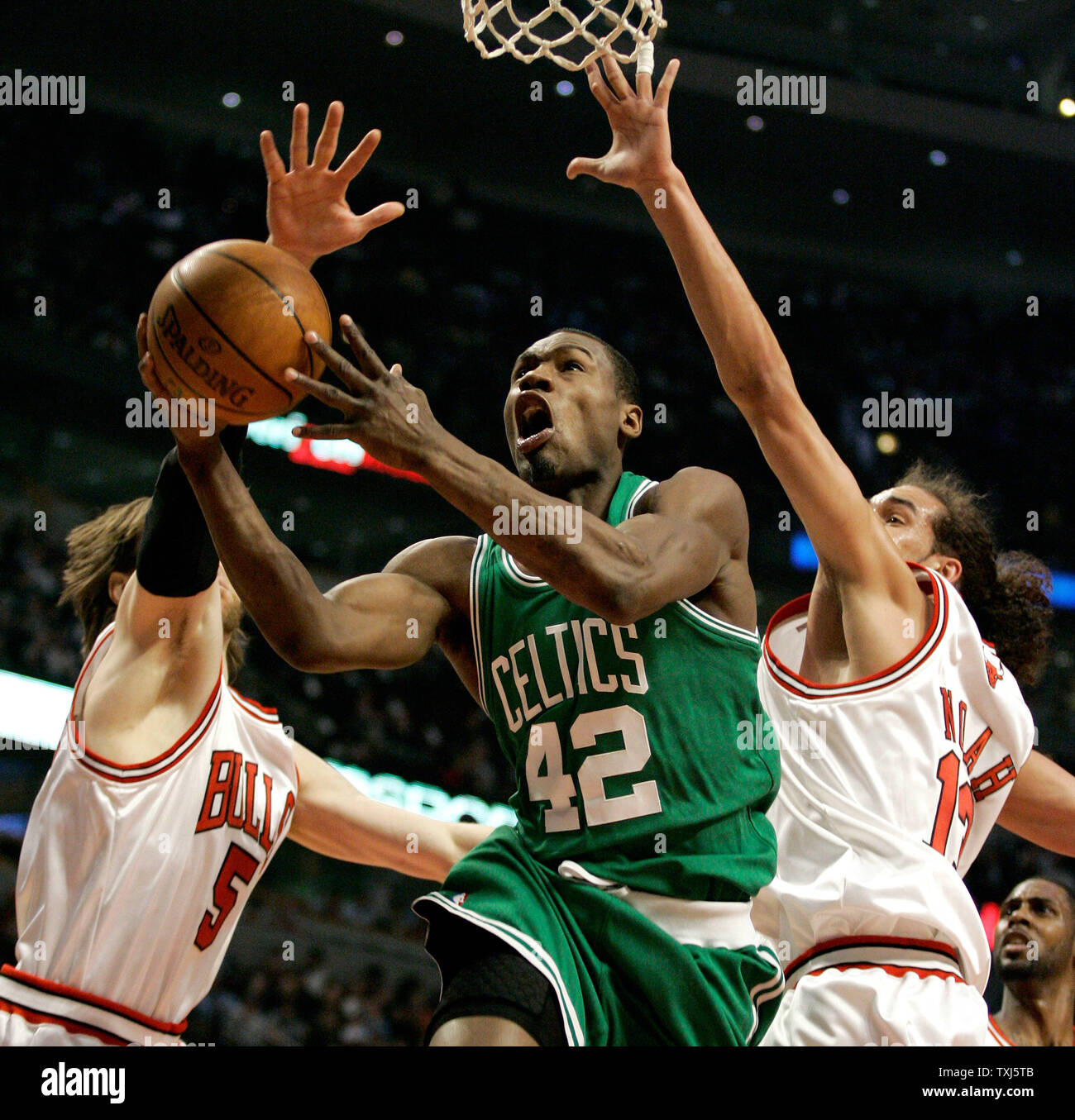 Boston Celtics' Tony Allen (42) fährt durch Chicago Bulls Andres Nocioni (5) und Joakim Noah (R) auf dem Weg zu einem layup Im ersten Quartal in Chicago am 1. April 2008. (UPI Foto/Brian Kersey) Stockfoto