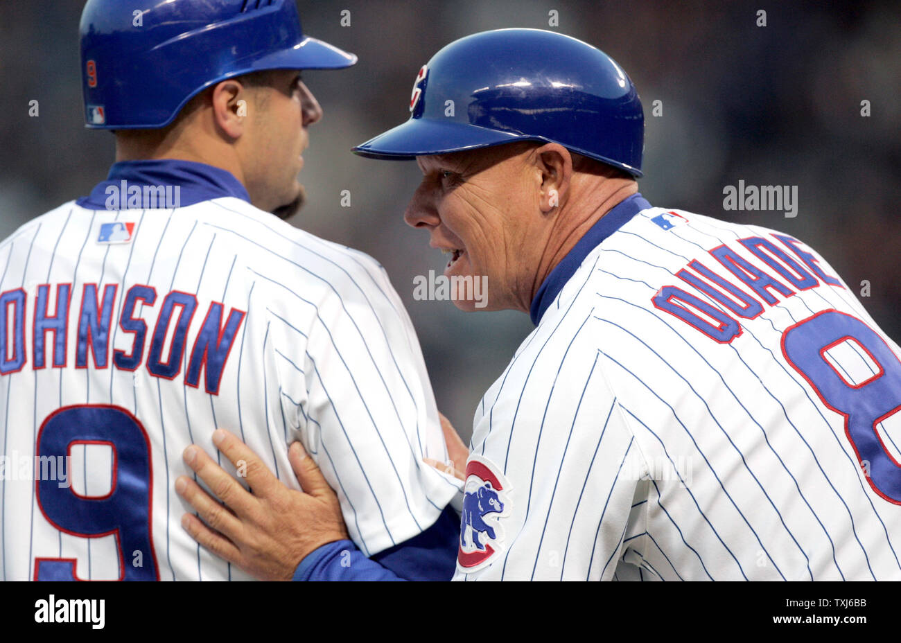 Chicago Cubs Third Base Coach Mike Riemer (8) spricht zu linken Feldspieler Reed Johnson (9) Im 1. Inning am Wrigley Field in Chicago am 30. April 2008 (UPI Foto/Markierung Cowan) Stockfoto