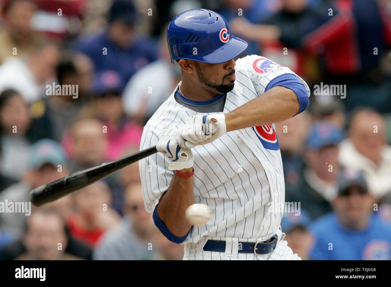 Chicago Cubs erste Basisspieler Derrek Lee zieht sich zurück aus Pitch durch San Diego Padres Krug Greg Maddux im vierten Inning am Wrigley Field in Chicago am 15. Mai 2008. (UPI Foto/Markierung Cowan) Stockfoto