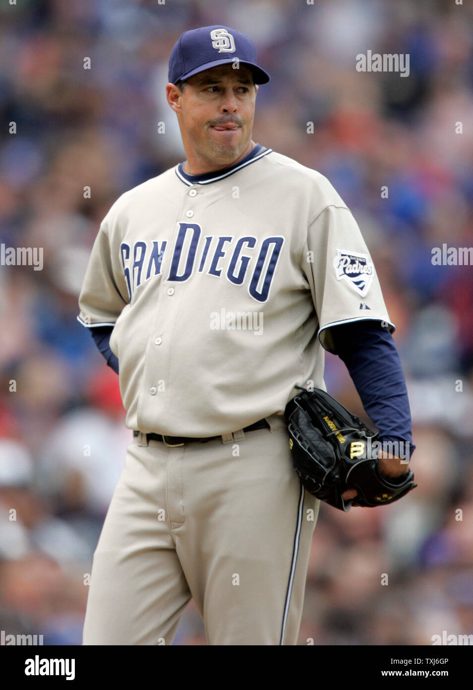 San Diego Padres Krug Greg Maddux reagiert auf die vier Durchläufe im vierten Inning zu den Chicago Cubs am Wrigley Field in Chicago am 15. Mai 2008. (UPI Foto/Markierung Cowan) Stockfoto