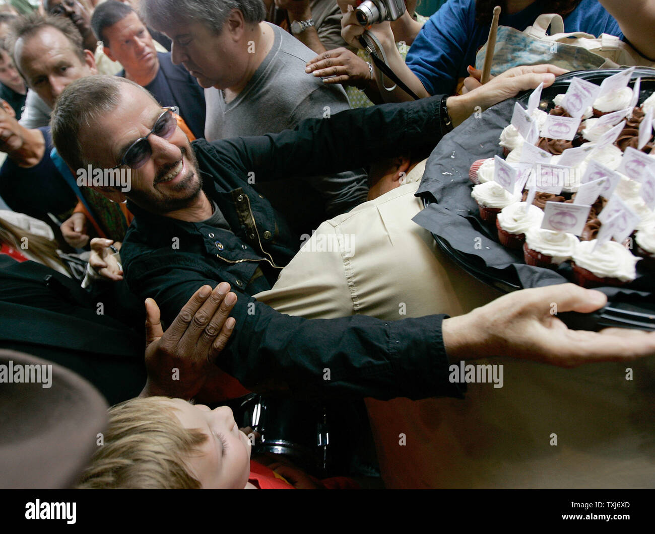 Ehemalige Beatle Ringo Starr fließt aus Kuchen, um seine Fans in der Feier seines 68. Geburtstags in Chicago am 7. Juli 2008. Starr fragte seine Fans auf der ganzen Welt den Frieden Zeichen um 12.00 Uhr Ortszeit zu Ehren seines Geburtstages zu zeigen. (UPI Foto/Brian Kersey) Stockfoto