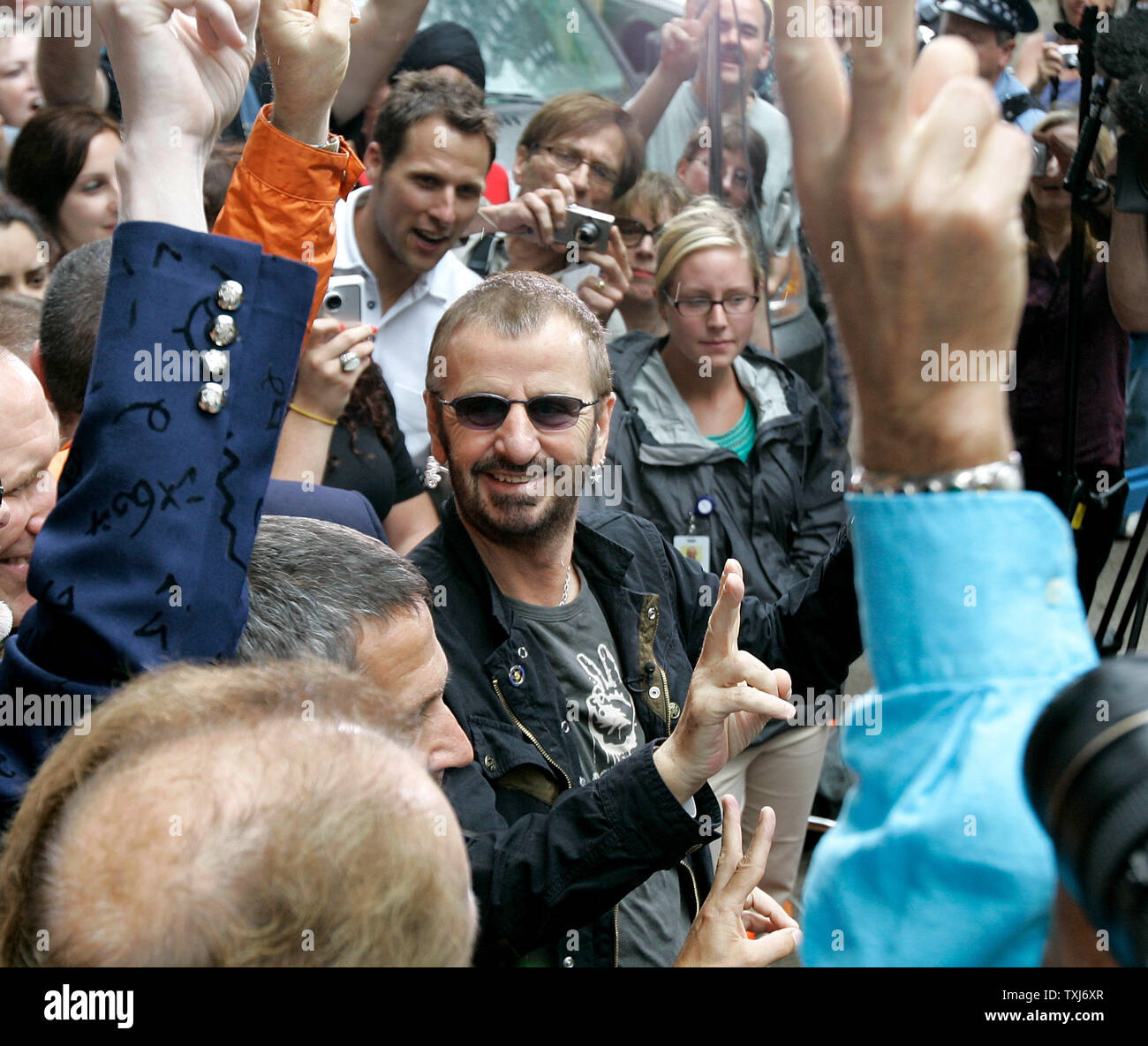 Ehemalige Beatle Ringo Starr grüßt Fans mit den Frieden Zeichen in der Feier seines 68. Geburtstags in Chicago am 7. Juli 2008. Starr fragte seine Fans auf der ganzen Welt den Frieden Zeichen um 12.00 Uhr Ortszeit zu Ehren seines Geburtstages zu zeigen. (UPI Foto/Brian Kersey) Stockfoto