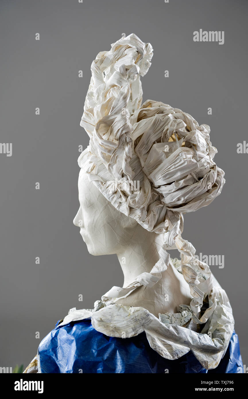 Mannequin tragen Papier Kopfschmuck von Isabelle de Borchgrave Stockfoto