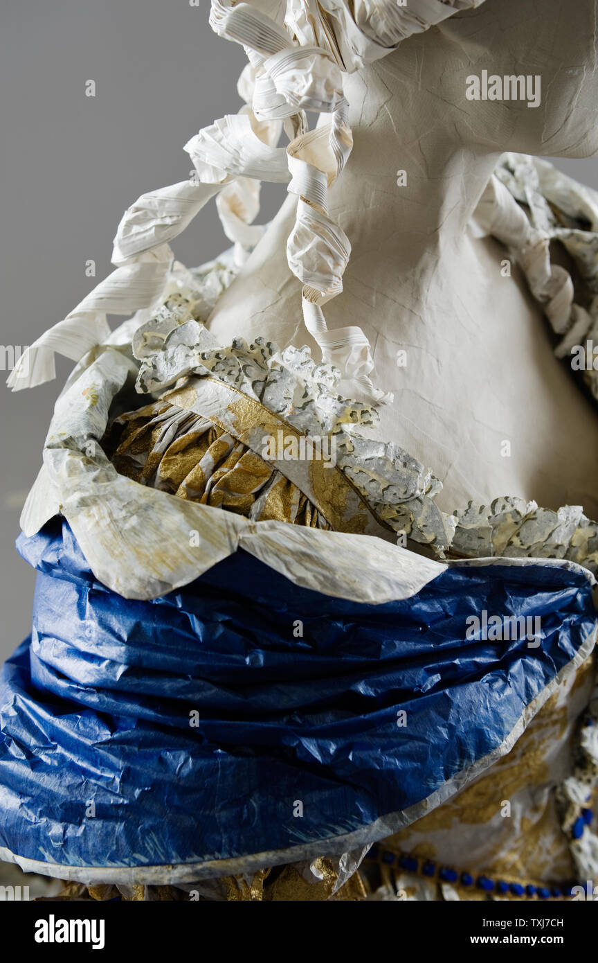 Mannequin tragen Papier Kostüm von Isabelle de Borchgrave Stockfoto