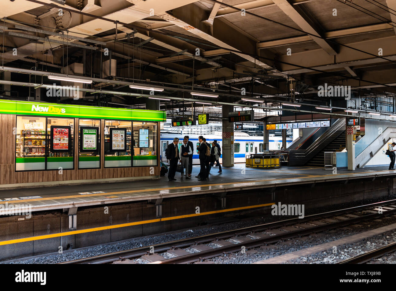 Shinagawa, Japan - 17. April 2019: Hauptbahnhof Plattform mit dem Shinkansen und salaryman Menschen, die darauf warten von Store Stockfoto