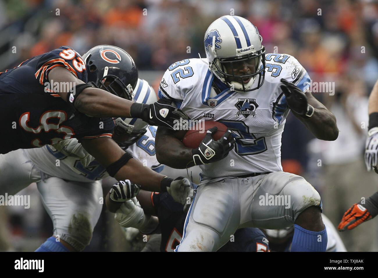 Detroit Lions zurück läuft, Rudi Johnson (32) ist durch die Chicago Bears defensive Ende Adewale Ogunleye (93) nach einem 1 Yard Gewinn im vierten Quartal auf dem Soldier Field am 2. November 2008 in Chicago. Die Bären gewannen 27-23. (UPI Foto/Brian Kersey) Stockfoto