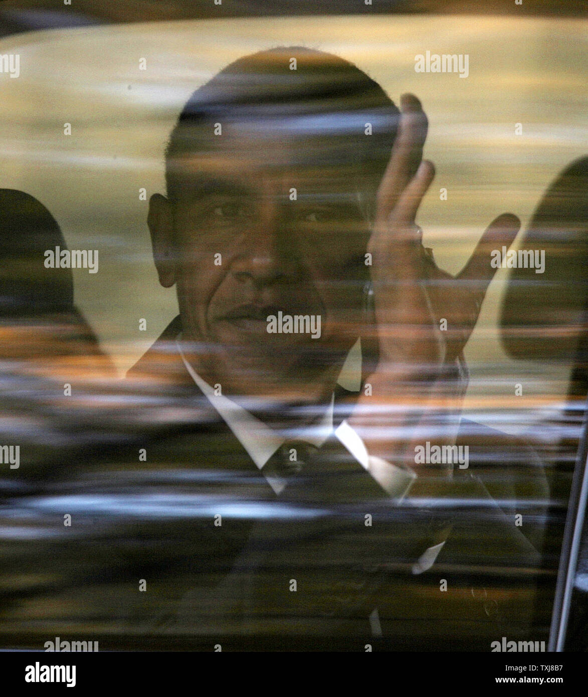 Demokratischen Präsidentenkandidaten Senator Barack Obama (D-IL) Wellen, als er sein Wahllokal an Shoesmith Volksschule in einem SUV verlässt nach der Abstimmung am 4. November 2008 in Chicago. (UPI Foto/Brian Kersey) Stockfoto
