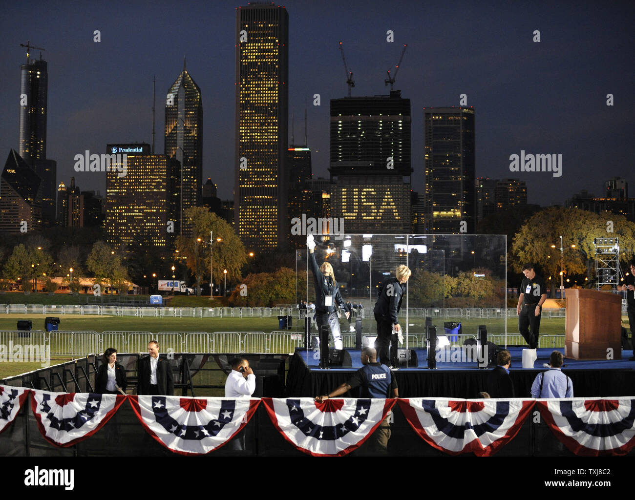 Mit der Skyline im Hintergrund, voraus Personal für Demokratische Präsidentschaftskandidat Barack Obama reinigen Sie die panzerglas auf der Bühne, wo er (R) später am Abend im Grant Park in Chicago am 4. November 2008 sprechen. (UPI Foto/Pat Benic) Stockfoto