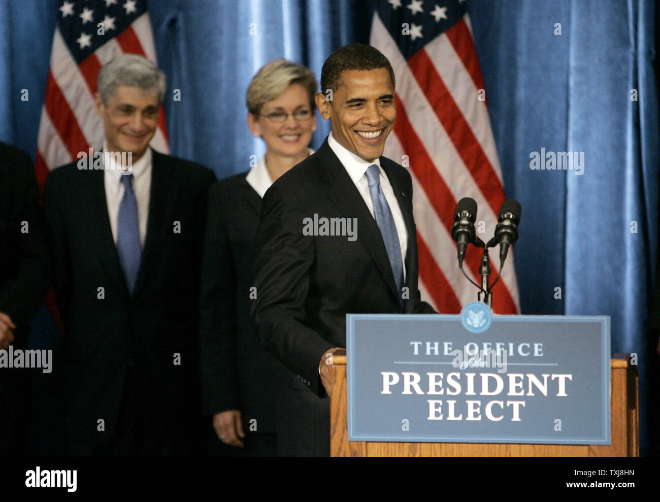 Präsident Barack Obama Wanderungen von Mitgliedern seiner Übergang wirtschaftlichen Beirat auf dem Weg zum Podium für eine Pressekonferenz in Chicago am 7. November 2008. Vor der Pressekonferenz, die der Präsident-elect erste seit der Wahl, Obama mit Mitgliedern des Vorstands getroffen. (UPI Foto/Brian Kersey) Stockfoto