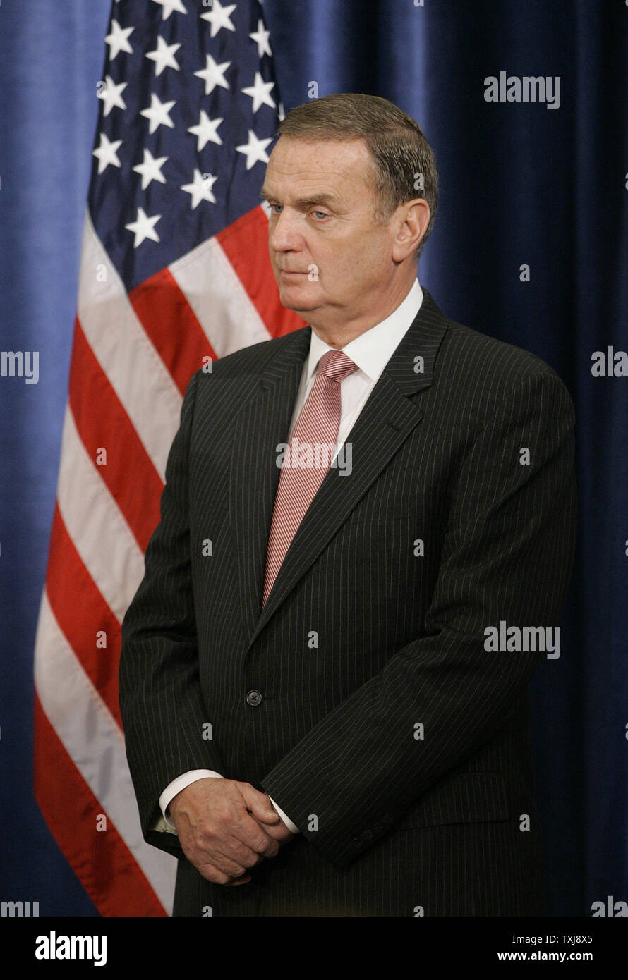 National Security Advisor beauftragtem Ret. Marine General James L. Jones steht während einer Pressekonferenz, bei der gewählte Präsident Barack Obama seine nationale Sicherheit Team am 1. Dezember in Chicago 2008 angekündigt. Neben Jones, Obama nannte auch Senator Hillary Clinton (D-NY) als Staatssekretär, Arizona reg. Janet Nepolitano als Staatssekretär für Heimatschutz, Susan Rice als Botschafter vor den Vereinten Nationen, Eric Holder als Justizminister und kündigte an, dass Robert Gates, der Verteidigungsminister, in seinem Post wird unter der neuen Regierung bleiben. (UPI Foto/Brian Kersey) Stockfoto