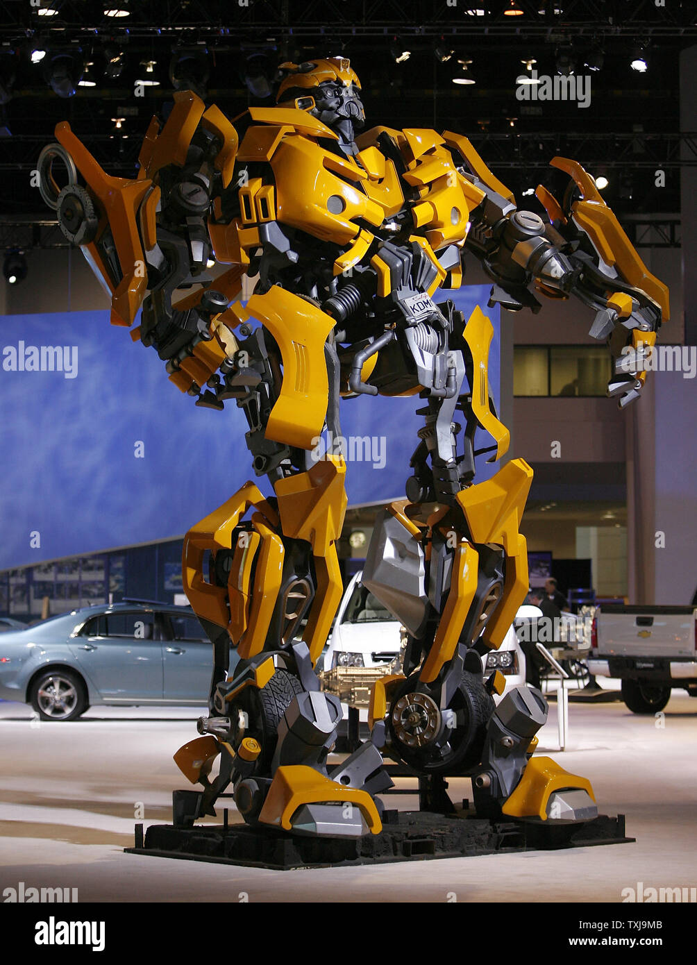 Ein Modell des Roboters Bumblebee aus dem Film "in den allgemeinen Bereich  Motoren Transformatoren' auf der Chicago Auto Show 2009 am McCormick Place  in Chicago angezeigt wird am 11. Februar 2009. Der