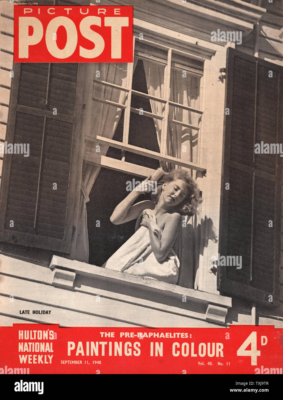1948 Bild Post Magazine Front page Frau putzen ihre Haare sitzen auf ihrer Fensterbank Stockfoto