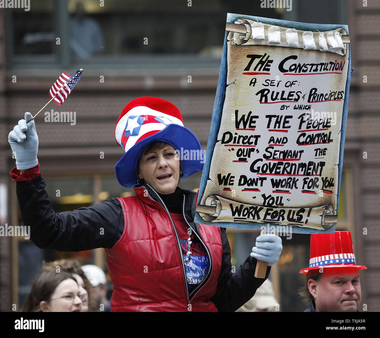 Marianne Ruiz von McHenry, Illinois hält ein Schild an einer 'Tea Party' anti-Steuer Protest in Federal Plaza am 15. April 2009 in Chicago. Tausende nahmen an der Chicago Rally und Hunderte weitere Proteste in anderen Städten auf den einzelstaatlichen Steuer Tag organisiert waren besorgt über überschüssige Staatsausgaben zum Ausdruck zu bringen. (UPI Foto/Brian Kersey) Stockfoto