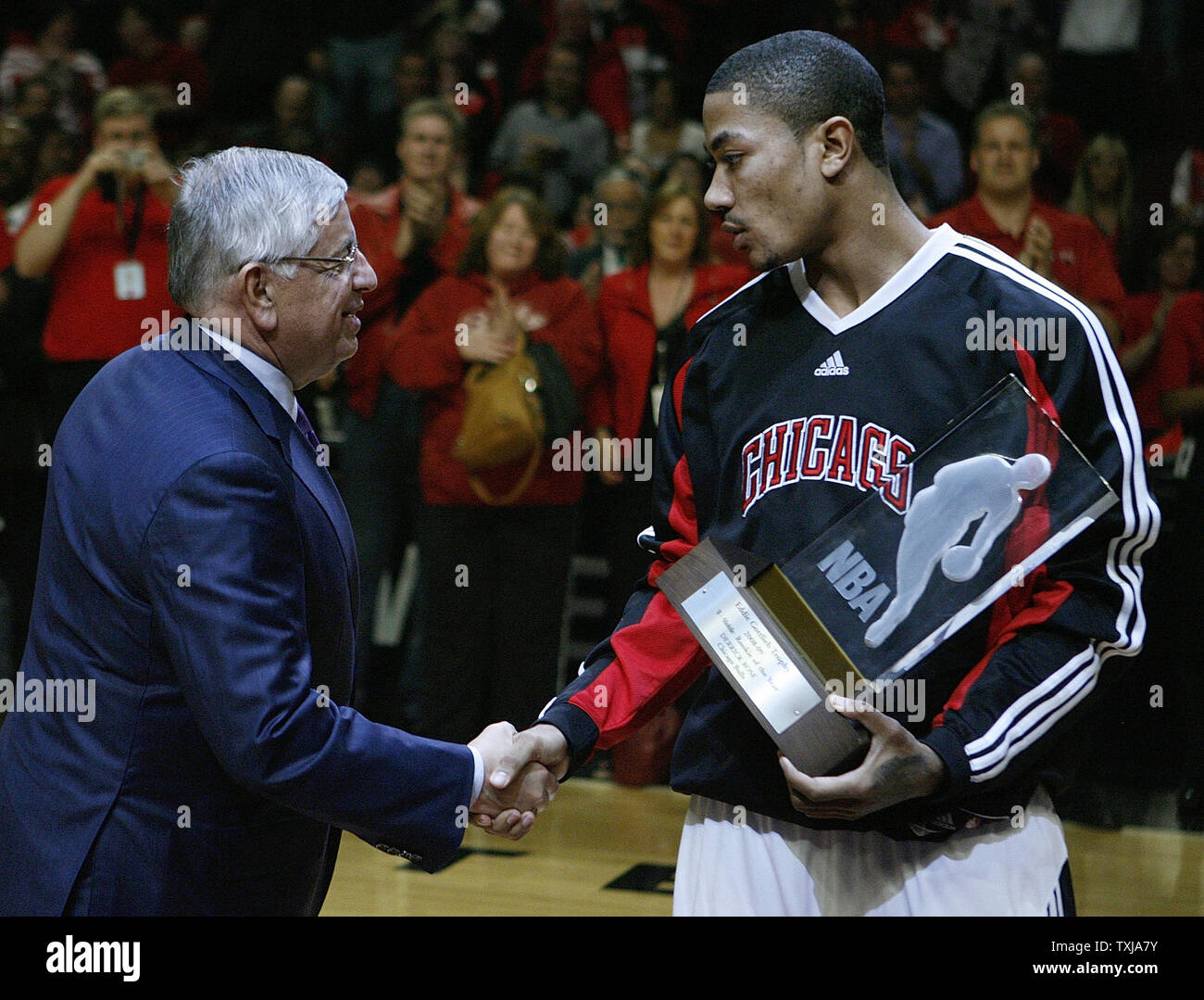 Chicago Bulls Derrick Rose hält die Eddie Gottlieb Trophäe und schüttelt Hände mit NBA Commissioner David Stern nach dem Erhalt der Rookie des Jahres Award vor Spiel 3 der NBA Eastern Conference Viertelfinale gegen die Boston Celtics im United Center in Chicago am 23. April 2009. (UPI Foto/Brian Kersey) Stockfoto