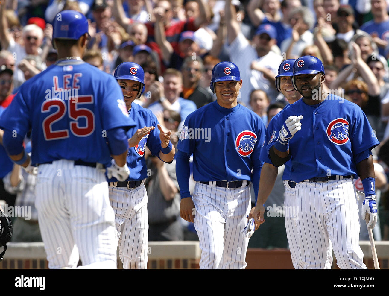 Chicago Cubs' Ryan Theriot (von links), Kosuke Fukudome, Rich Harden, und Milton Bradley warten zu Hause Platte für Derrick Lee (L) nach Lee einen Grand Slam hit zählenden Theriot, Fukudome und Verhärten, die während der fünften Inning gegen die Florida Marlins am Wrigley Field in Chicago am 3. Mai 2009. (UPI Foto/Brian Kersey) Stockfoto