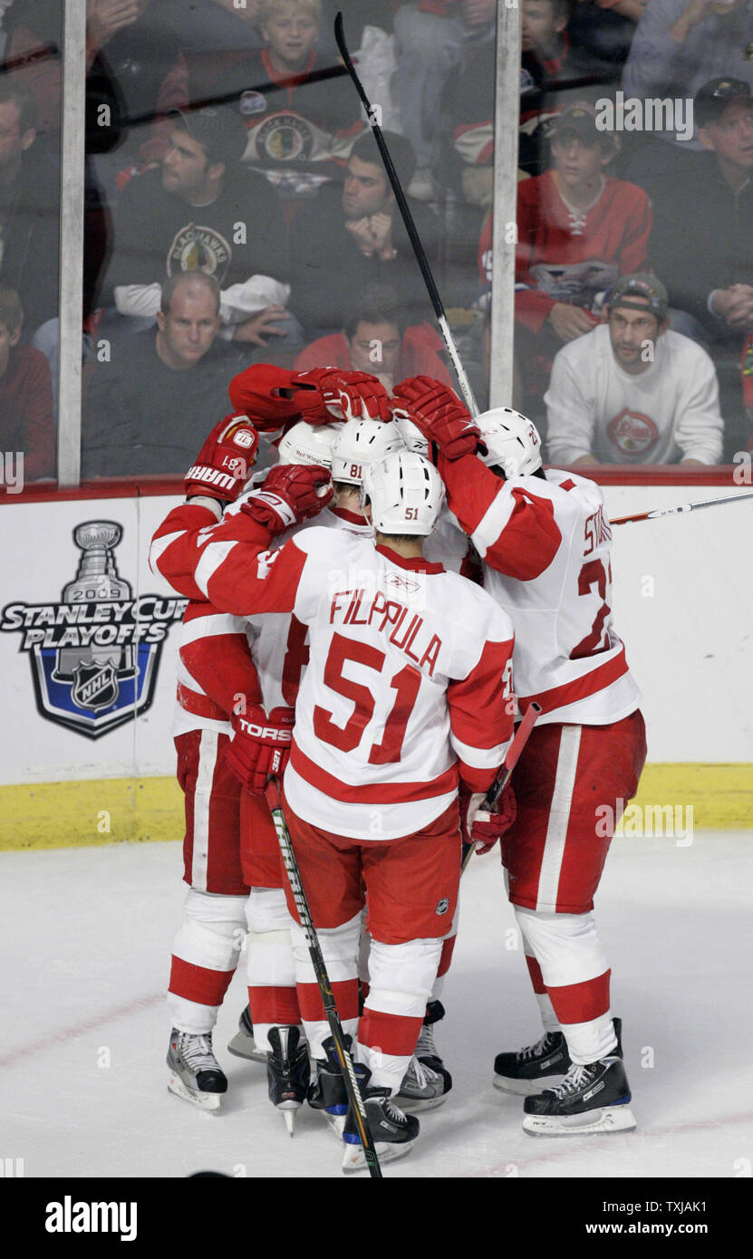 Die Detroit Red Wings feiern ihr drittes Ziel der zweiten Periode gegen die Chicago Blackhawks Spiel 3 der 2009 NHL Western Conference Finals in der vereinigten Mitte in Chicago am 22. Mai 2009 zu binden. (UPI Foto/Markierung Cowan) Stockfoto