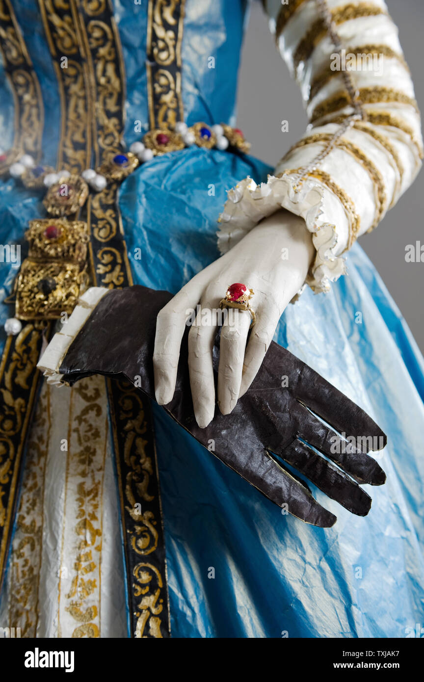 Mannequin holding Handschuh tragen Papier Kostüm von Isabelle de Borchgrave Stockfoto