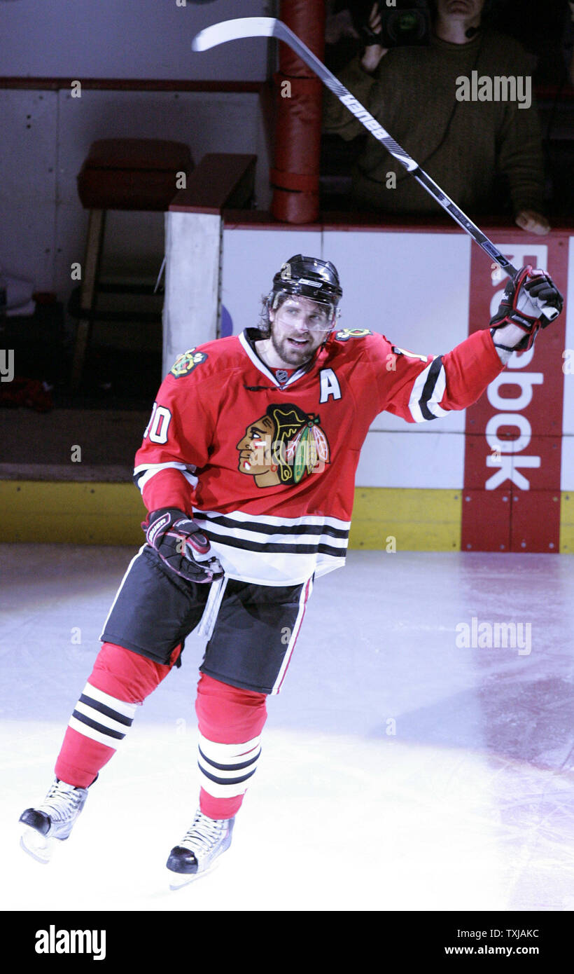 Chicago Blackhawks rechten Flügel Patrick Sharp (10) wird als Spieler des Spiels, nachdem er zwei Ziele gegen die Detroit Red Wings in Spiel 3 der 2009 NHL Western Conference Finals in der vereinigten Mitte in Chicago am 22. Mai 2009. Die Falken besiegten die Red Wings 4-3 auf die Sharp überstunden Ziel. (UPI Foto/Markierung Cowan) Stockfoto