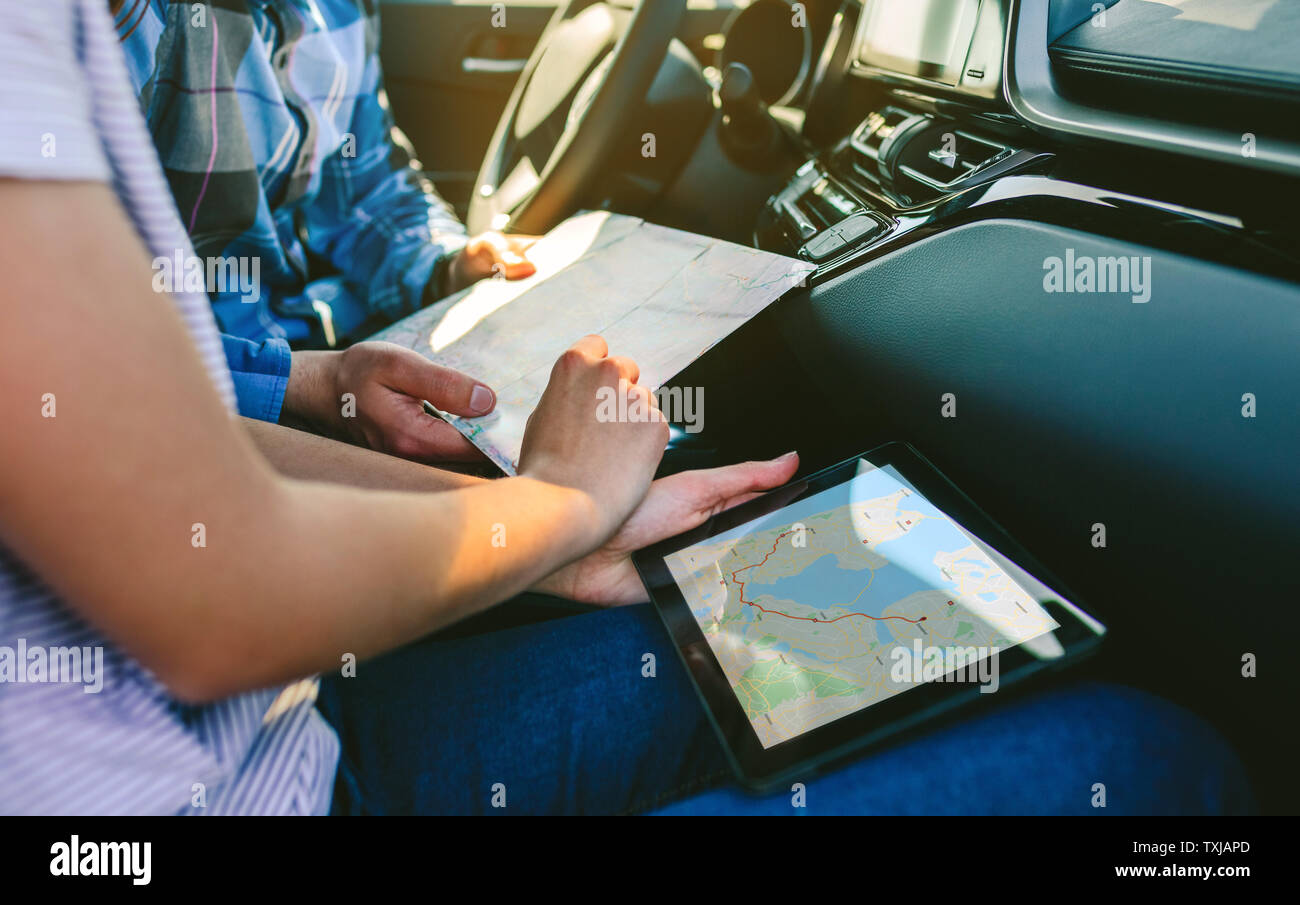 Paar Vergleich Papier Karte und einem GPS-Navigator Stockfoto