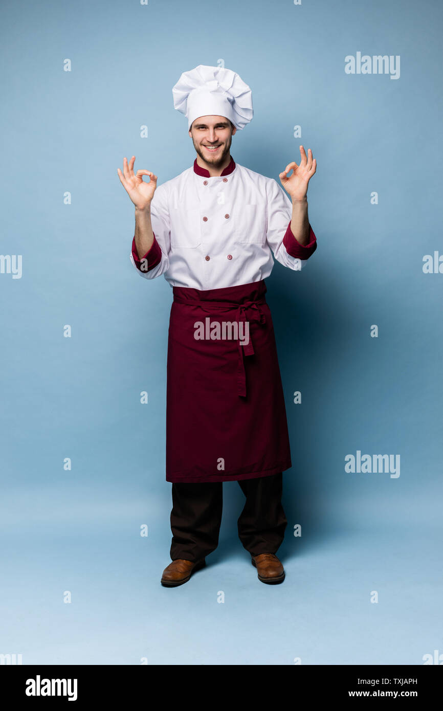 Positive Professionelle happy Mann Koch Übersicht lecker ok Zeichen isoliert auf Hellblau. Stockfoto