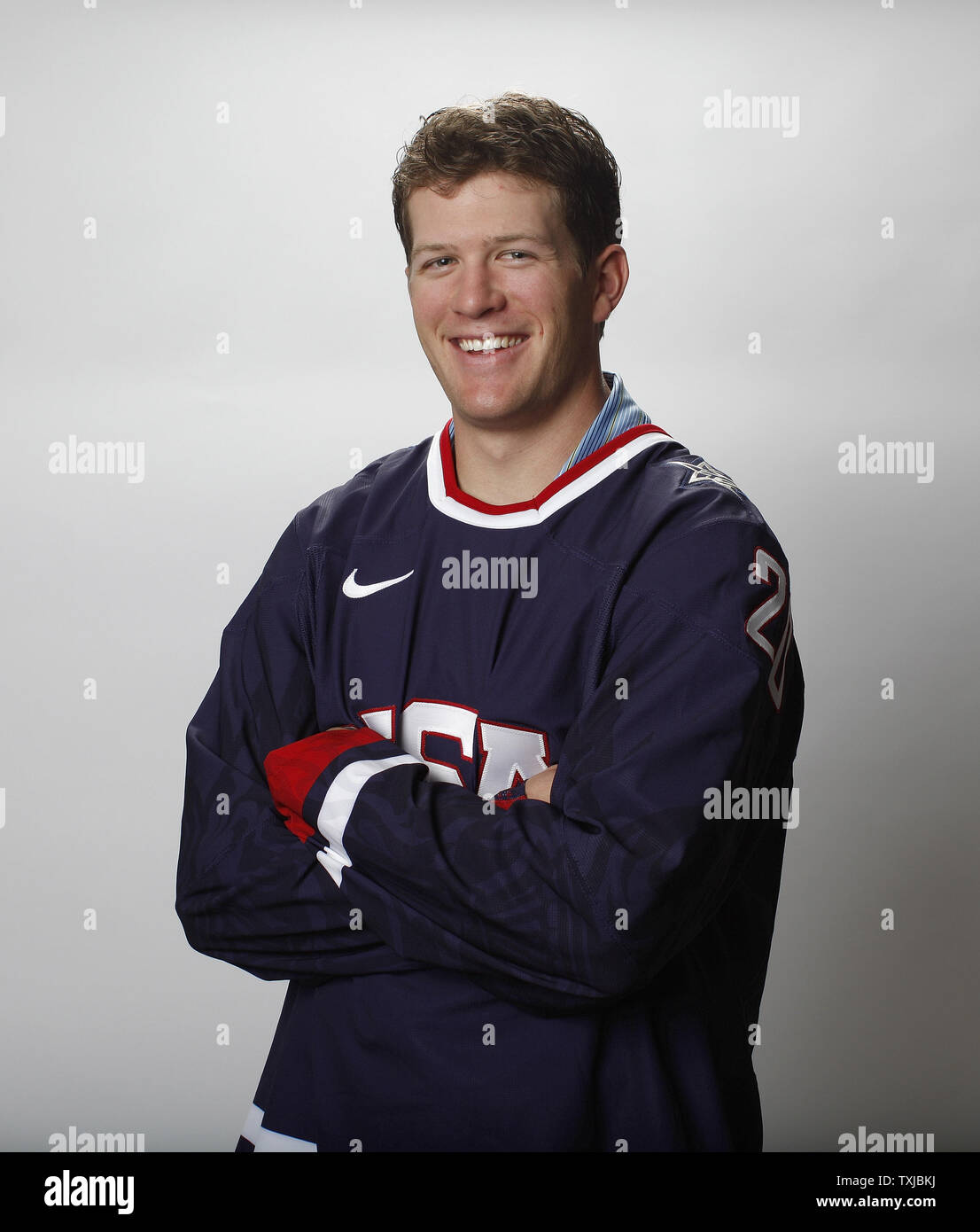 Men's Ice Hockey Player Ryan Suter stellt für ein Portrait an den 2010 United States Olympic Team Media Summit in Chicago am 10. September 2009. UPI/Brian Kersey Stockfoto