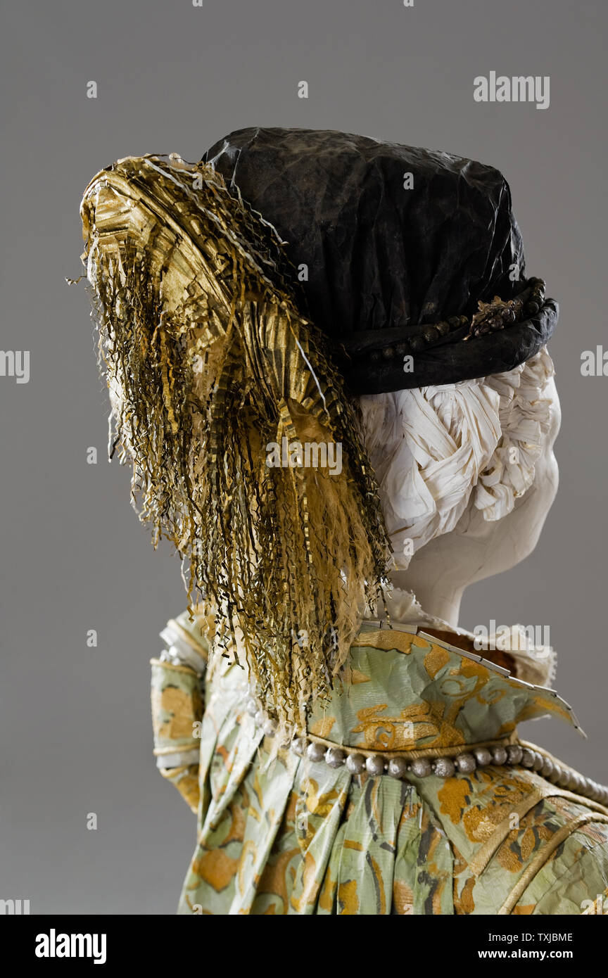 Mannequin tragen Papier Hut von Isabelle de Borchgrave Stockfoto